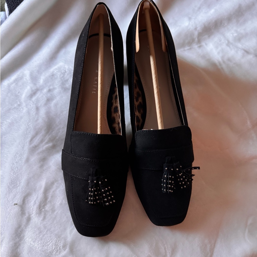 Kelly & Katie Black Heels with Classic Design